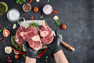 深色背景上的鲜肉