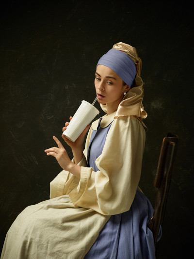 穿着历史服装的中世纪妇女穿着紧身连衣裙和帽子。