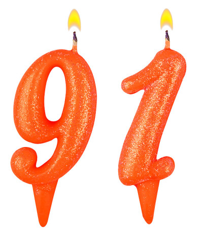 91支生日蜡烛孤立在白色背景上