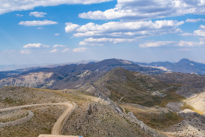卡塔(Kahta)，土耳其:通往内姆鲁特山(Nemrut Dagi)顶峰的道路。公元前62年，安条奥