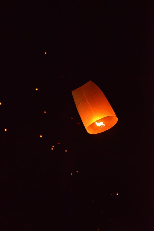 泰国易鹏节夜空中的灯笼