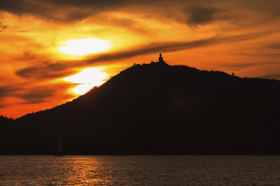 山上的大佛