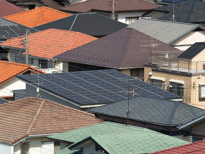 安装太阳能电池板的住宅建筑
