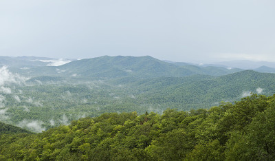 阿巴拉契亚南部山脉雷暴后山谷中雾气升起