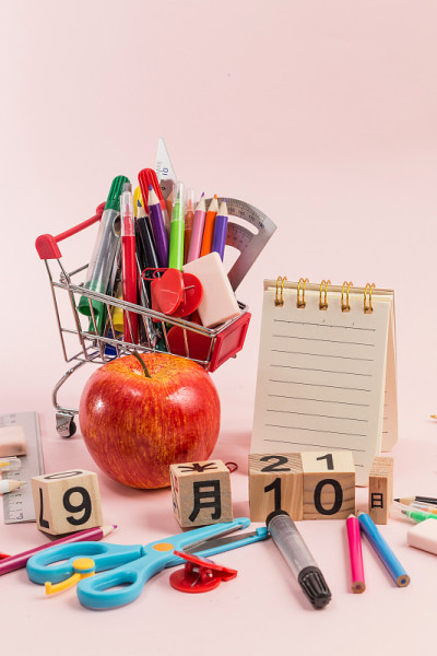 学校的东西放在桌子上