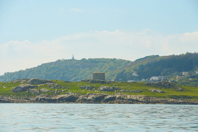 蓝天和阳光明媚的一天，Fort, Martello塔，Saint Begnet教堂在Dalkey岛，