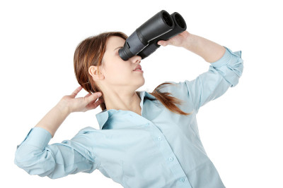 女人用双筒望远镜看