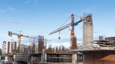 建筑起重机与建筑工地同在蓝天下