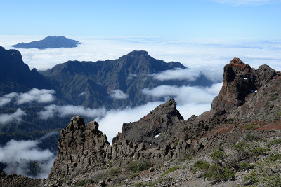 从拉帕尔马的Roque de los Muchachos看到的Pico de Bejenado和峰顶
