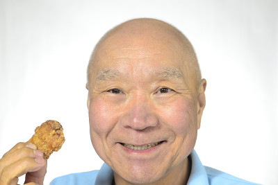老年人吃炸鸡