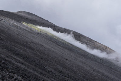 Puracé火山边缘的巨大喷气口