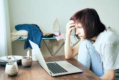 网瘾，女性在网上阅读有关冠状病毒的文章