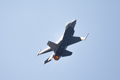 F-16猎鹰战斗机在美丽的灯光下