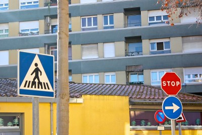街道和五个交通标志