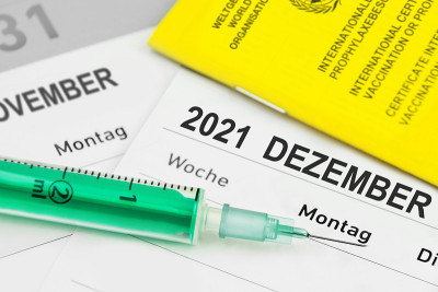 德国日历2021年12月和疫苗接种证书与注射关闭和工作日