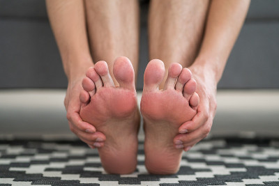 脚疼，男人在家遭受脚疼