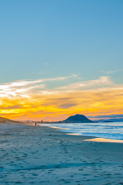 长滩景色与标志性的山在远处Maunganui