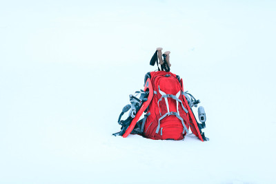 冬天穿雪鞋在山上徒步旅行