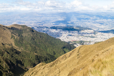 从Rucu Pichincha火山俯瞰基多(厄瓜多尔首都)