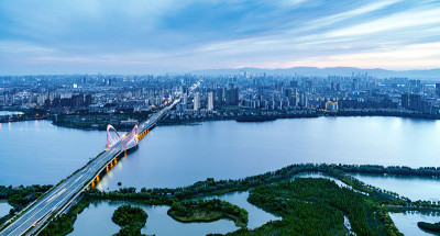 现代城市高架桥夜景。