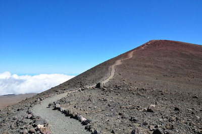 通往莫纳克亚山顶的道路