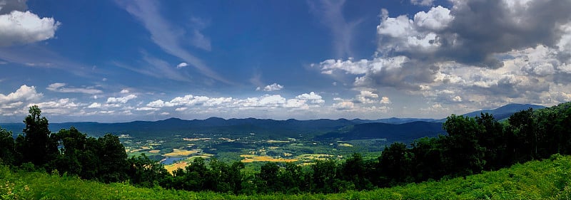 在弗吉尼亚的蓝岭公园大道上俯瞰阿夫顿山谷全景