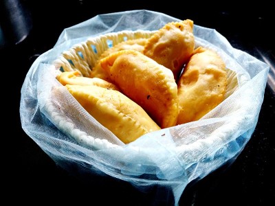 Gujiya,pedakiya,karanji,Kajjikayalu是一种甜的油炸饺子，形状像一个