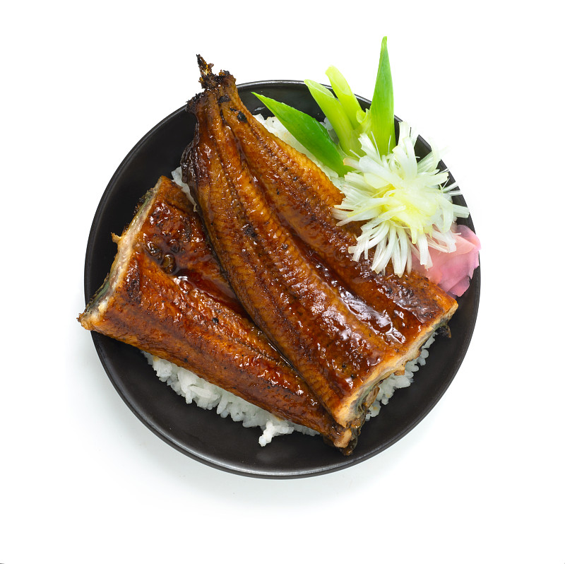鳗鱼堂烤鳗鱼饭碗切成两半装饰腌姜切韭菜