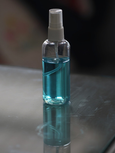 含70%酒精的透明塑料瓶喷雾剂，清洗干净后可防止脏菌保护肠胃炎病毒、冠状病毒19
