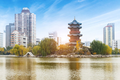 秋天，中国山西省太原市迎泽公园里有古建筑和拱桥
