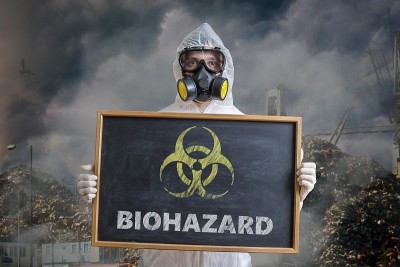穿工作服的人正在警告人们不要使用有害生物废物。