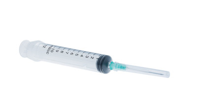 白色背景上隔离的塑料注射器