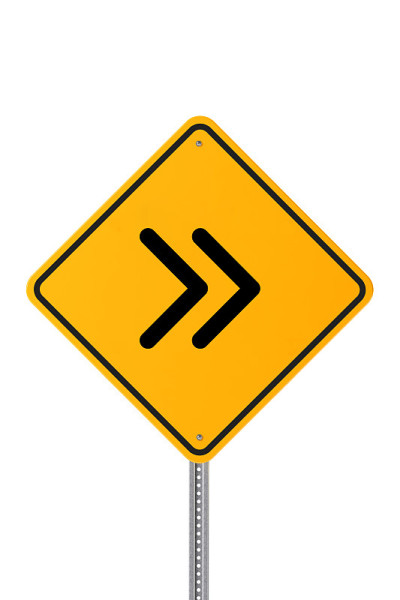 黄色右转道路标志孤立在白色