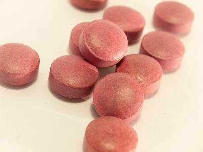 红色普通维生素片和白底治疗片