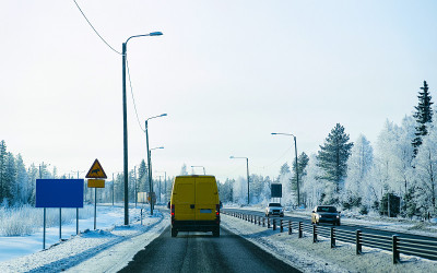 迷你货车在芬兰雪林冬季路反射