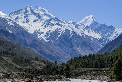 美丽的河流流经Chitkul