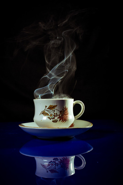 一杯热的(茶/咖啡)