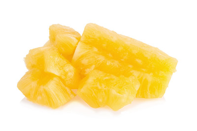在白色背景上分离的菠萝
