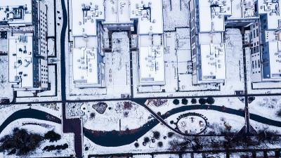 鸟瞰图的下雪在传统的住房郊区