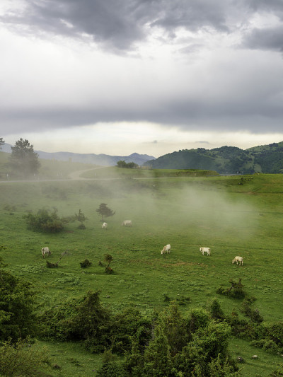 阿布鲁佐的瓦斯托路。春天的山景