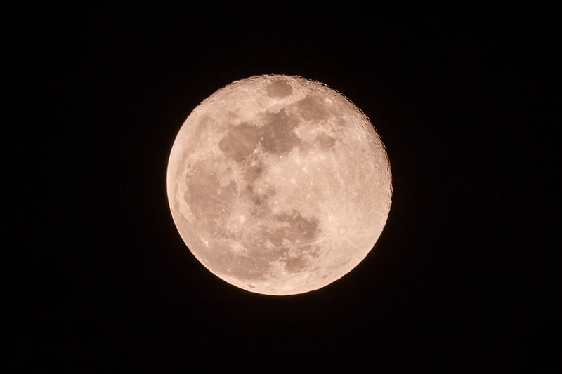 夜空中的满月