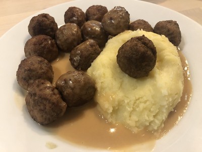 瑞典肉丸和土豆泥配肉汁酱
