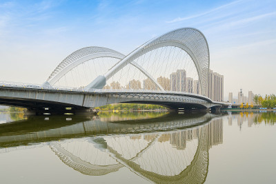 中国山西太原的桥梁和城市天际线