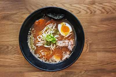 木桌上有拉面汤，俯视图