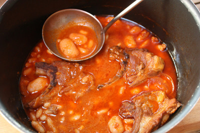 鲁比亚豆与香料炖锅