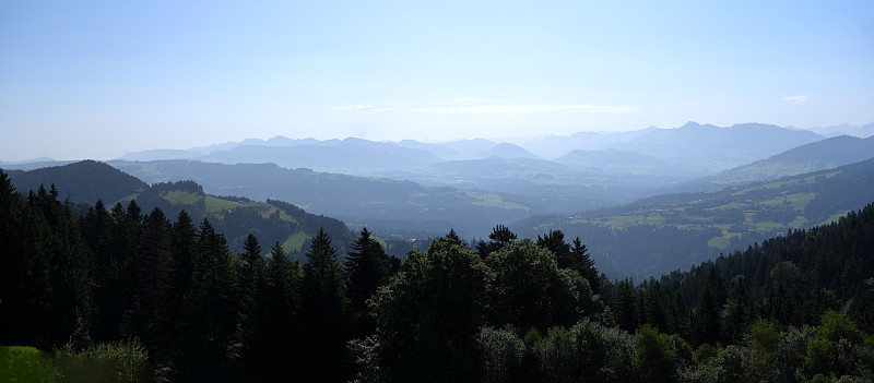 一个阳光明媚的夏日，从当地的山脉Pfänder看到美丽的广角风景山景。