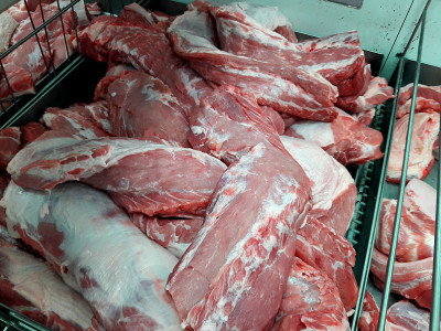 肉类生食-接近市场上的猪排