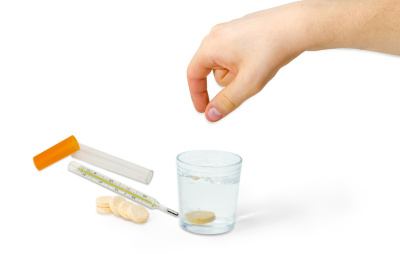 泡腾片放入玻璃杯和体温计中