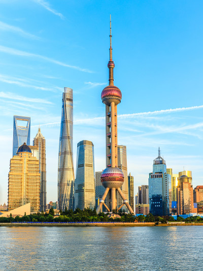 白天的上海城市景观和黄浦江