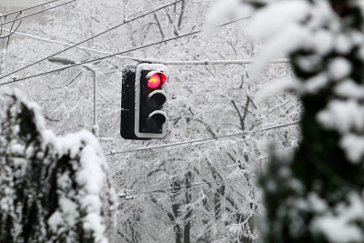 红绿灯上覆盖着白雪
